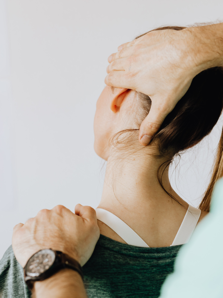 Ostéopathe traitant des douleurs cervicales