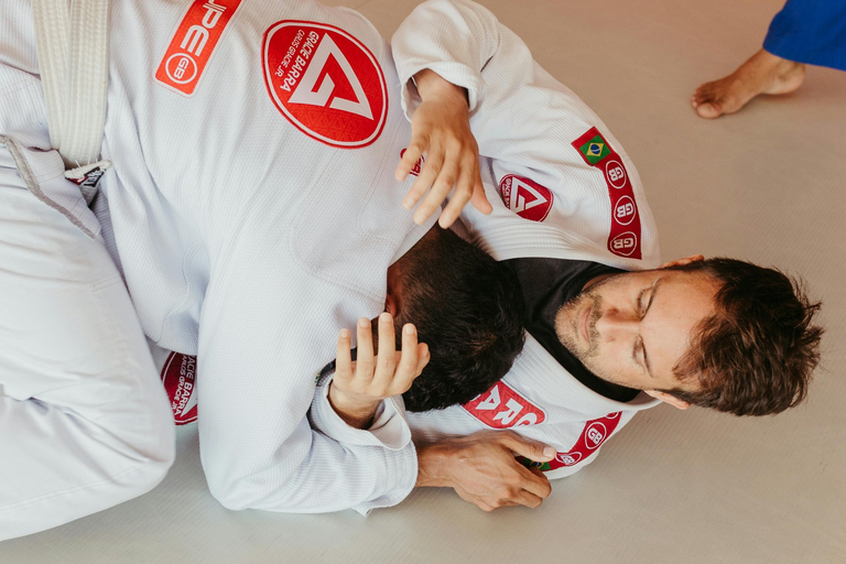 Pratiquant de Jiu-Jitsu Brésilien sur un tatami