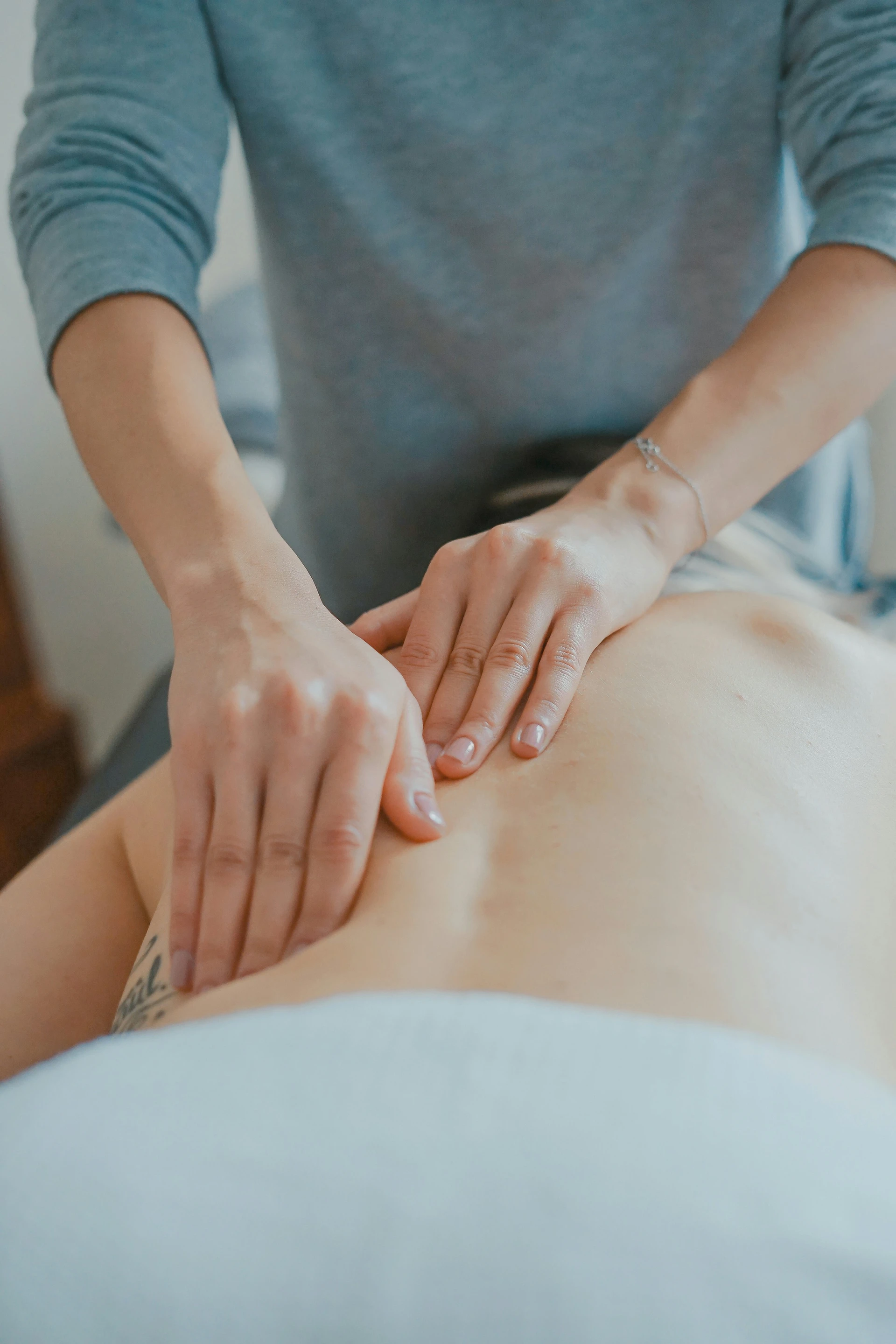 Comment l'ostéopathie aide pour le mal de dos