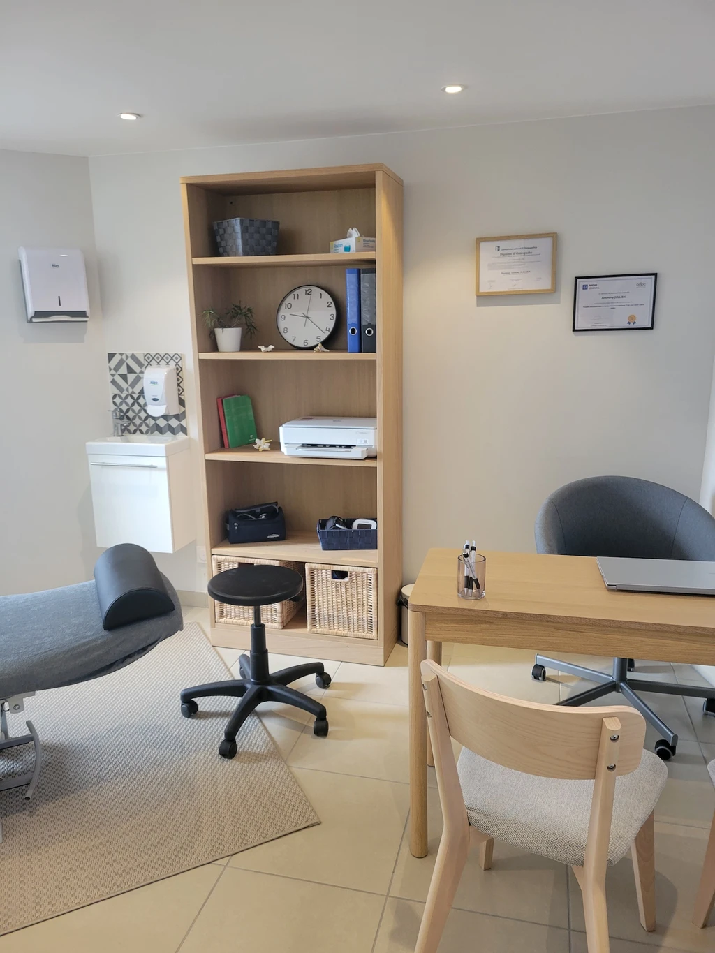 Cabinet Brindas photo